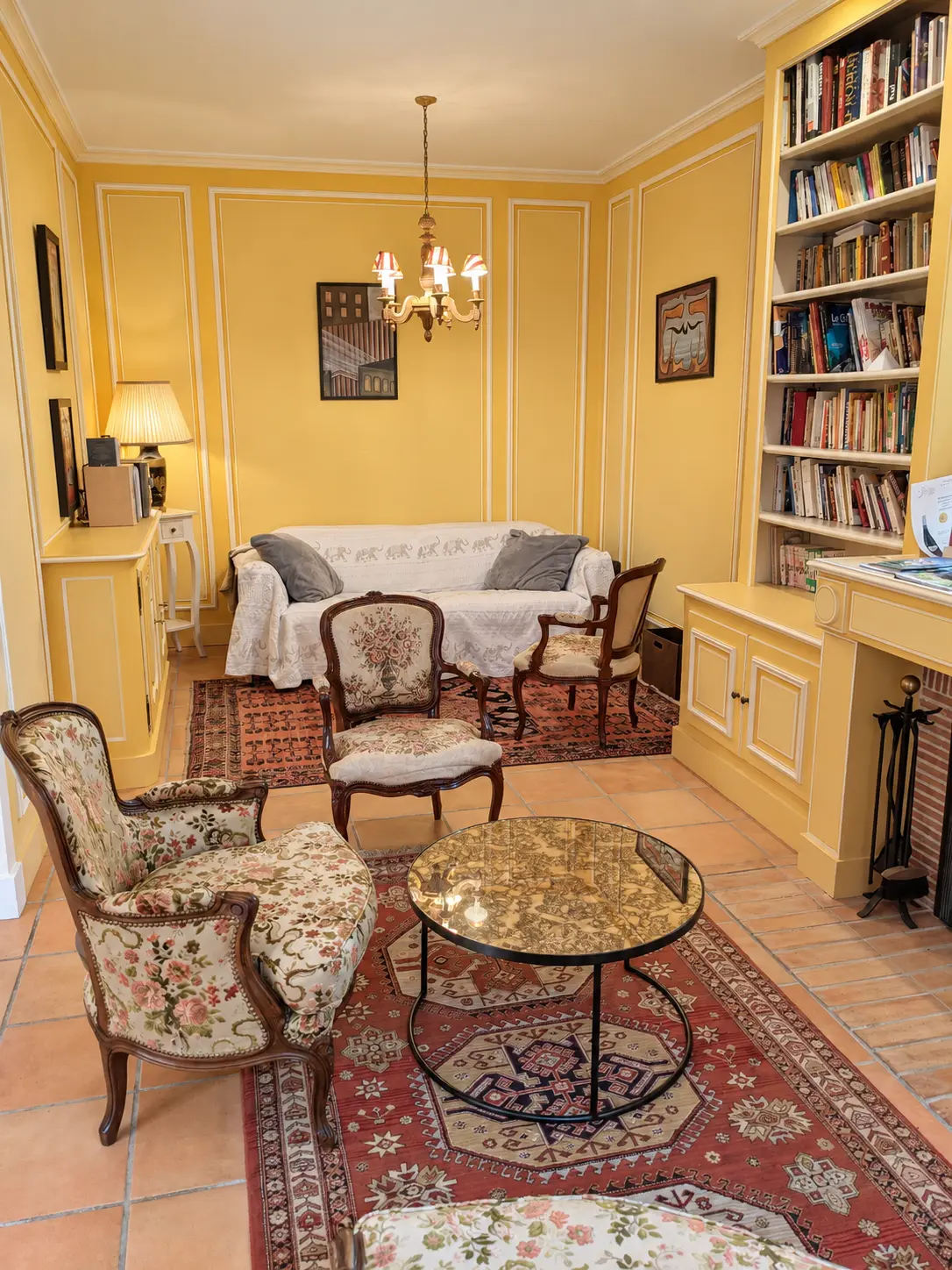 Salon bibliothèque du gîte 5 étoiles Un air de Toscane dans le Beaujolais