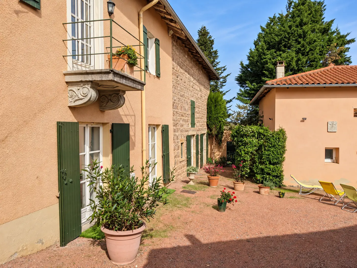 Cour privative du gîte de charme Un air de Toscane dans le Beaujolais